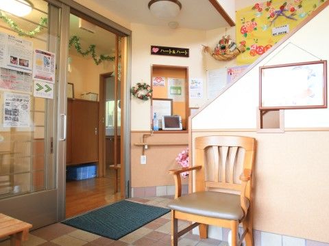 「グループホーム愛和 ハート＆ハートあだち」受付ホール。満面の笑みで、皆様のご入居をお出迎えします。