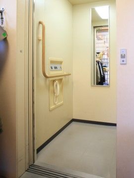 「グループホーム愛和 ハート＆ハートあだち」エレベーター。余裕のあるスペースをご用意しました。