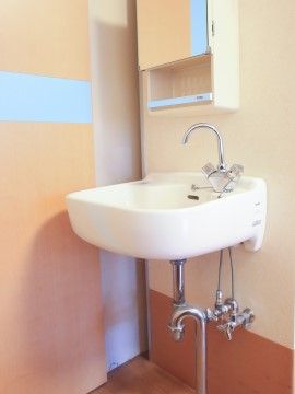 「グループホーム愛和 ハート＆ハートあだち」居室洗面台。清潔感ある洗面台です。