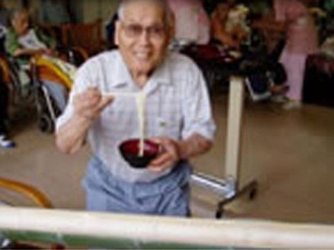 「介護付有料老人ホーム さくら本館」のイベント。流しそうめんを楽しめる。