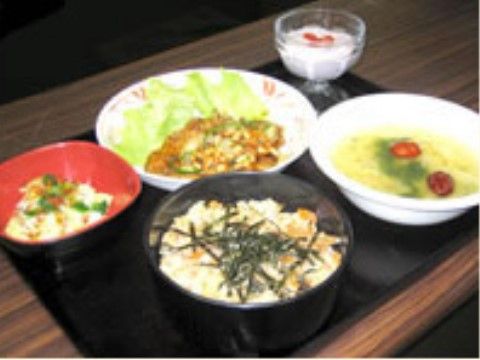 「介護付有料老人ホーム さくら本館」のお食事。家庭的なお食事を提供している。