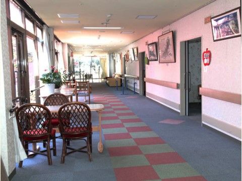 「介護付有料老人ホーム さくら本館」の廊下。個性的なデザインの廊下。