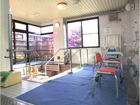 「介護付有料老人ホーム さくら本館」の浴室。ゆったりとした広さの浴室。