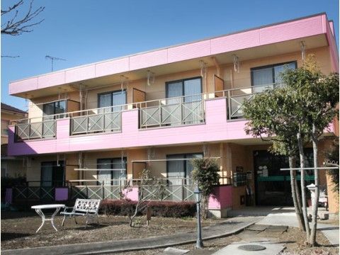 椅子やテーブルのある玄関