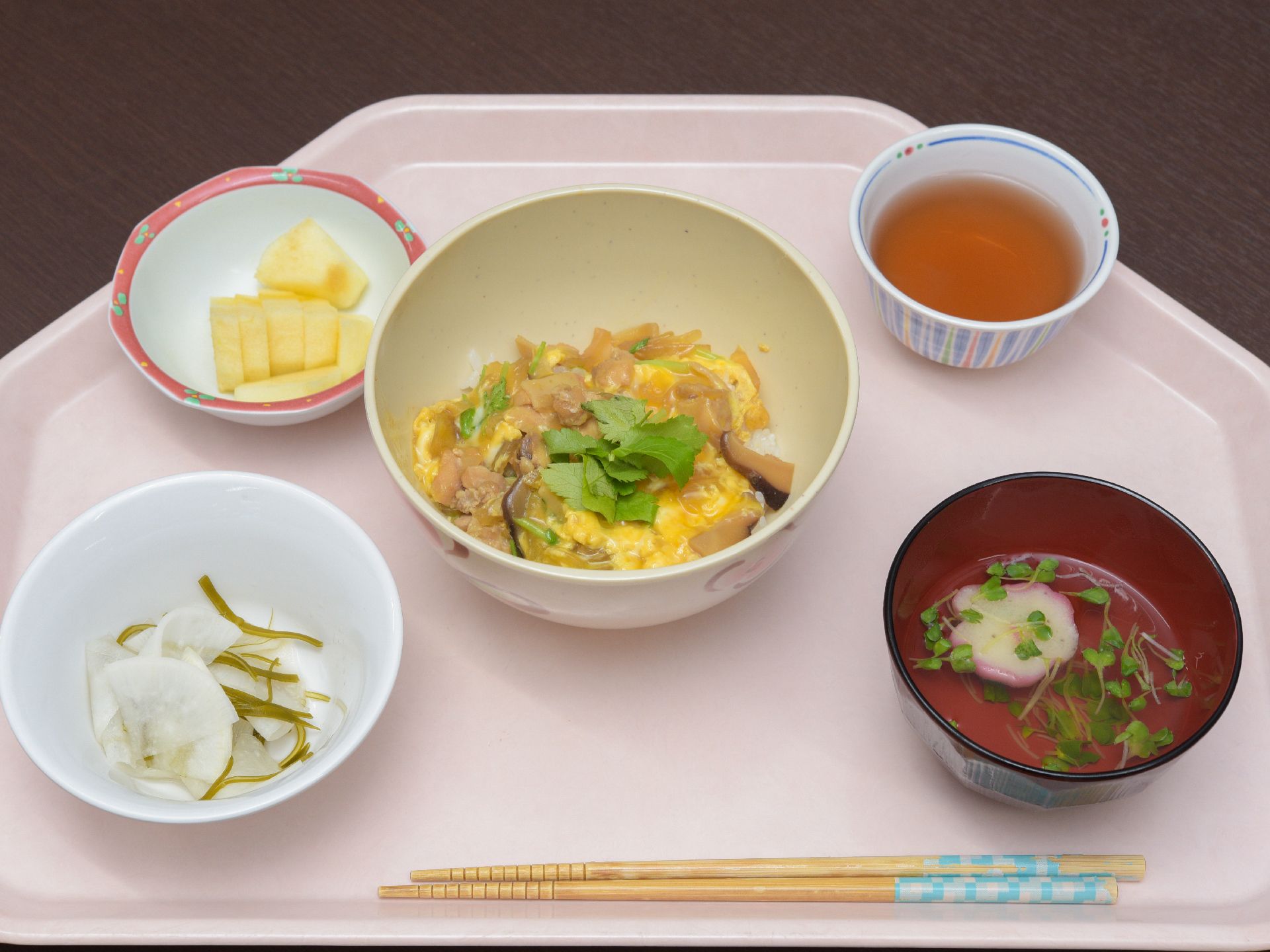 1日に必要な摂取カロリーや栄養を考えた食事が毎日出される。高齢者の身体のことを考えたメニューである。