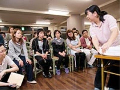 いこいの里 曽根のスタッフ。誤った知識がつかないよう、専門家指導のもとで研修をしています。
