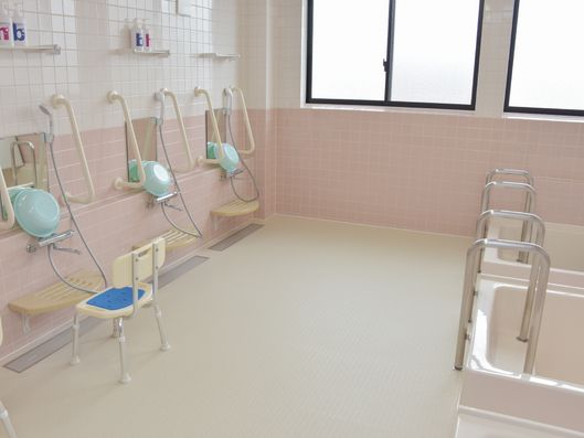 手すりがある浴槽