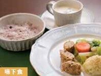 赤飯や一口大にカットしたおかずのセット
