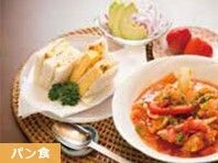 サンドイッチとトマト煮やフルーツのデザート