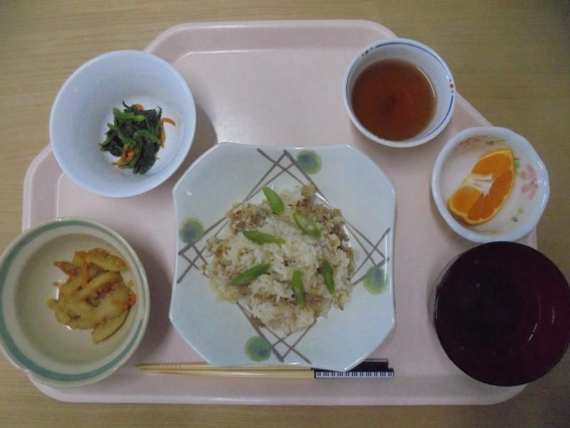 混ぜご飯と竹輪や野菜の煮物、カットオレンジのセット