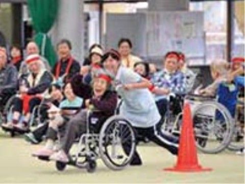 いこいの里 糸島の日常。車いすの方はスタッフがサポートをしますので、安心してレクリエーションを受けていただくことが可能です。