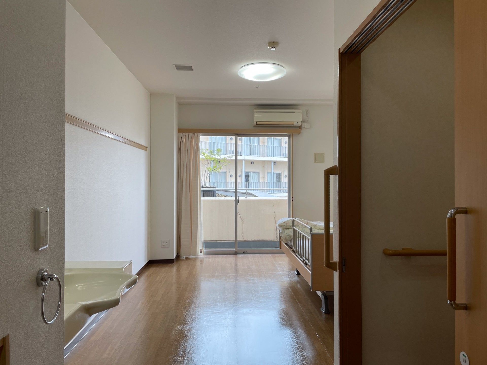 明るい個室の入口