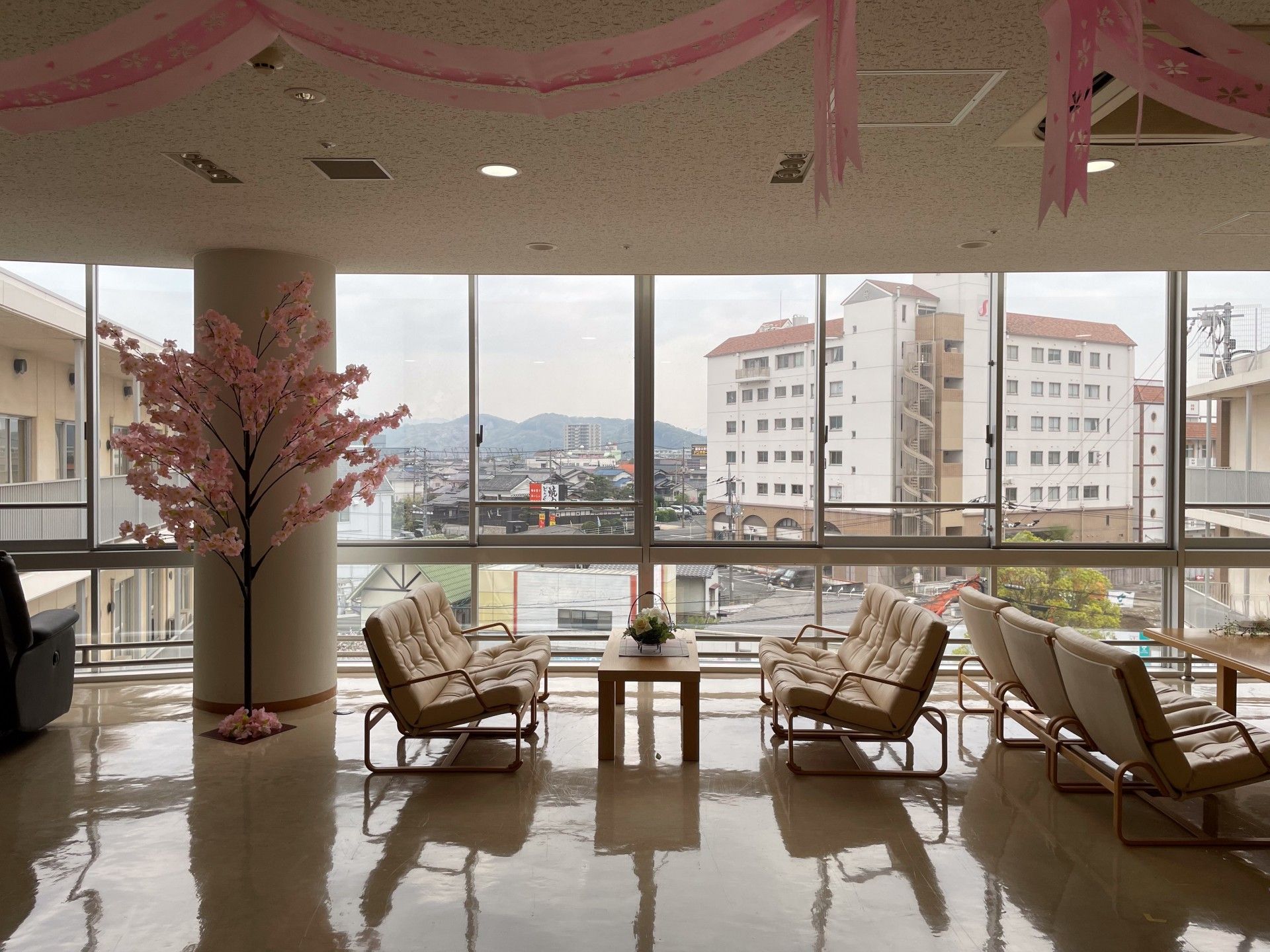 大きな窓のあるくつろぎスペース