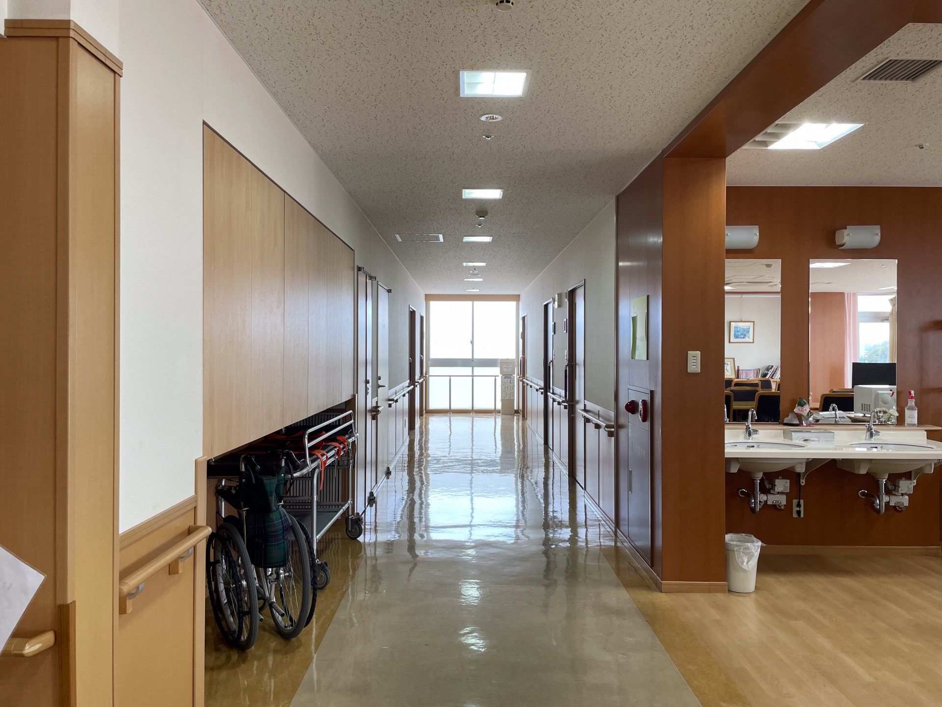 明るい廊下と洗面台