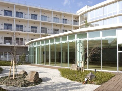 施設内に日当たりの良い広々とした庭園がある。グループホーム１階部分には一面ガラス張りのスペースがある。