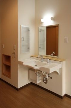 居室に備え付けられた洗面台である。車椅子をご利用の方でも不自由なく使えるよう、足元に充分なスペースを確保した設計となっている。