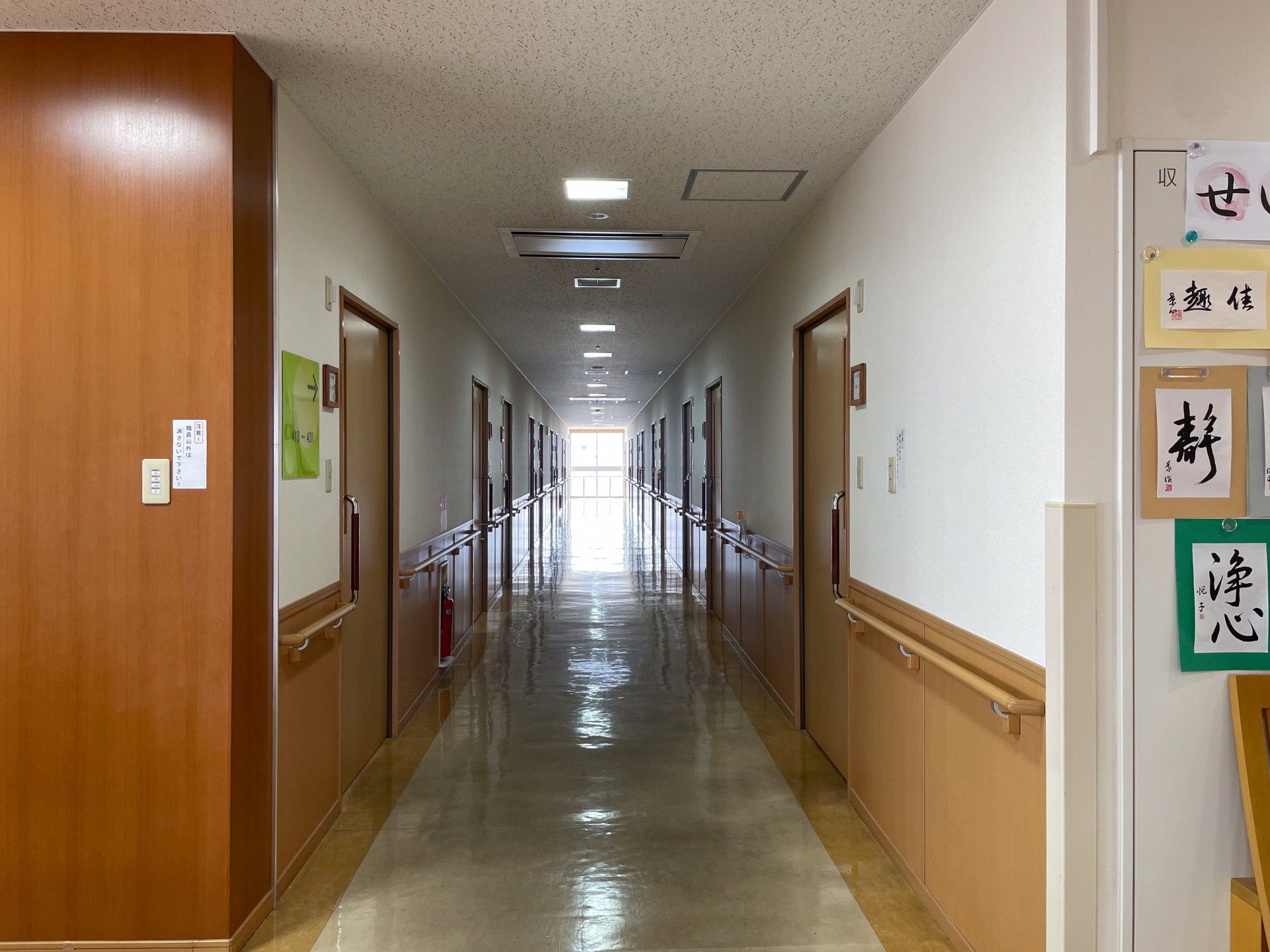 明るい廊下の風景