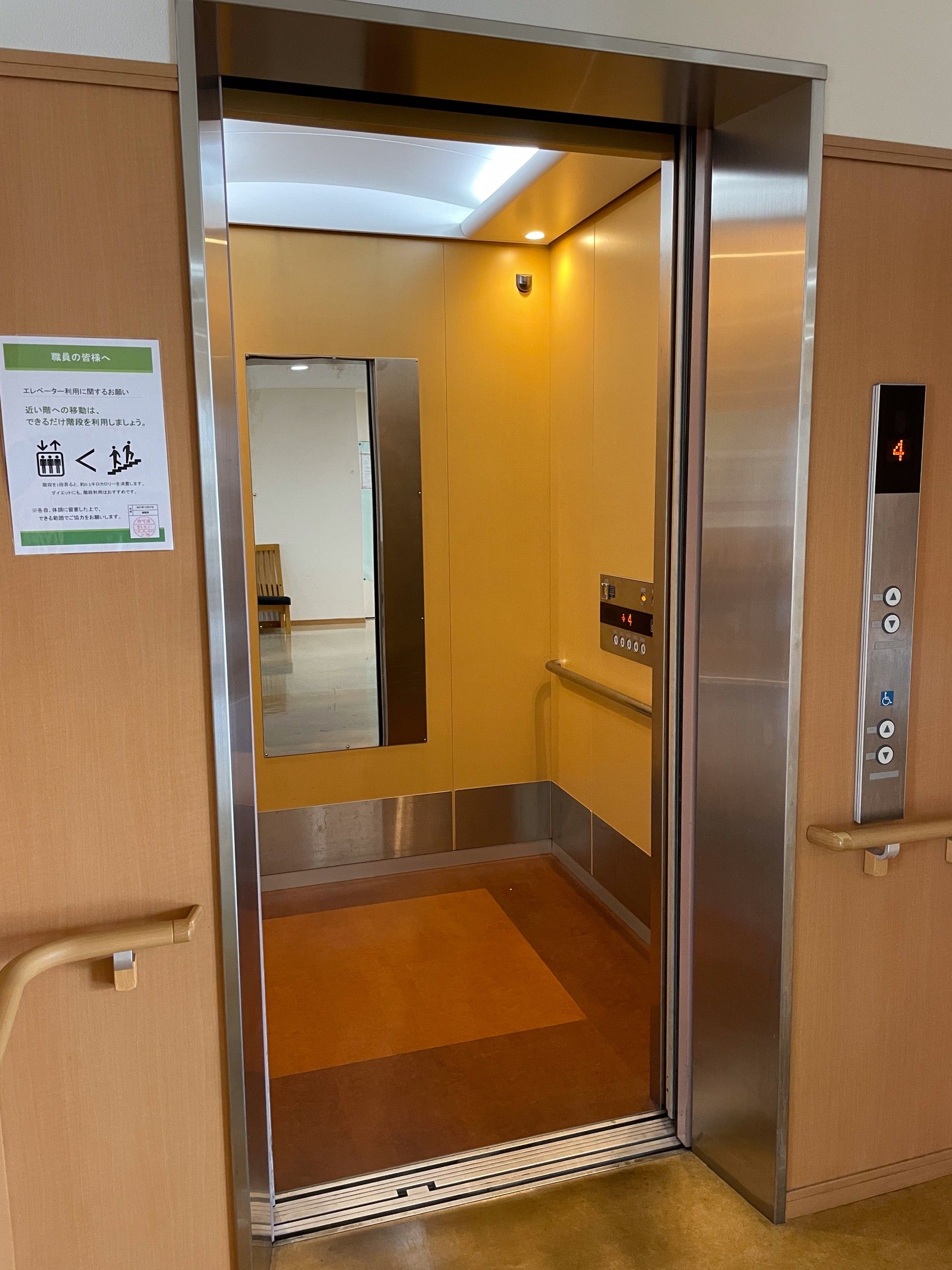 広いエレベーター