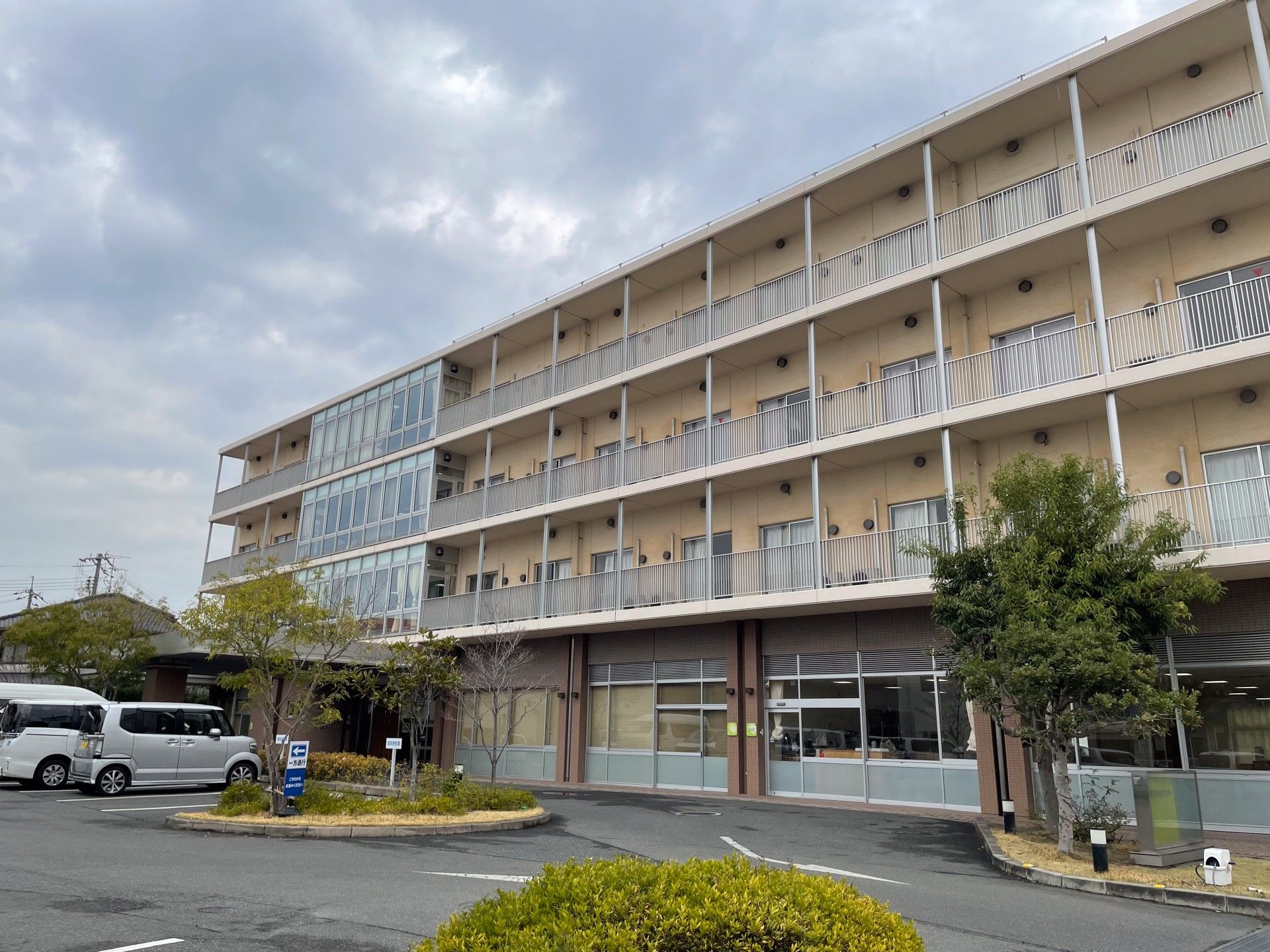 介護用ベッドや収納家具、テーブルなどが置かれている居室