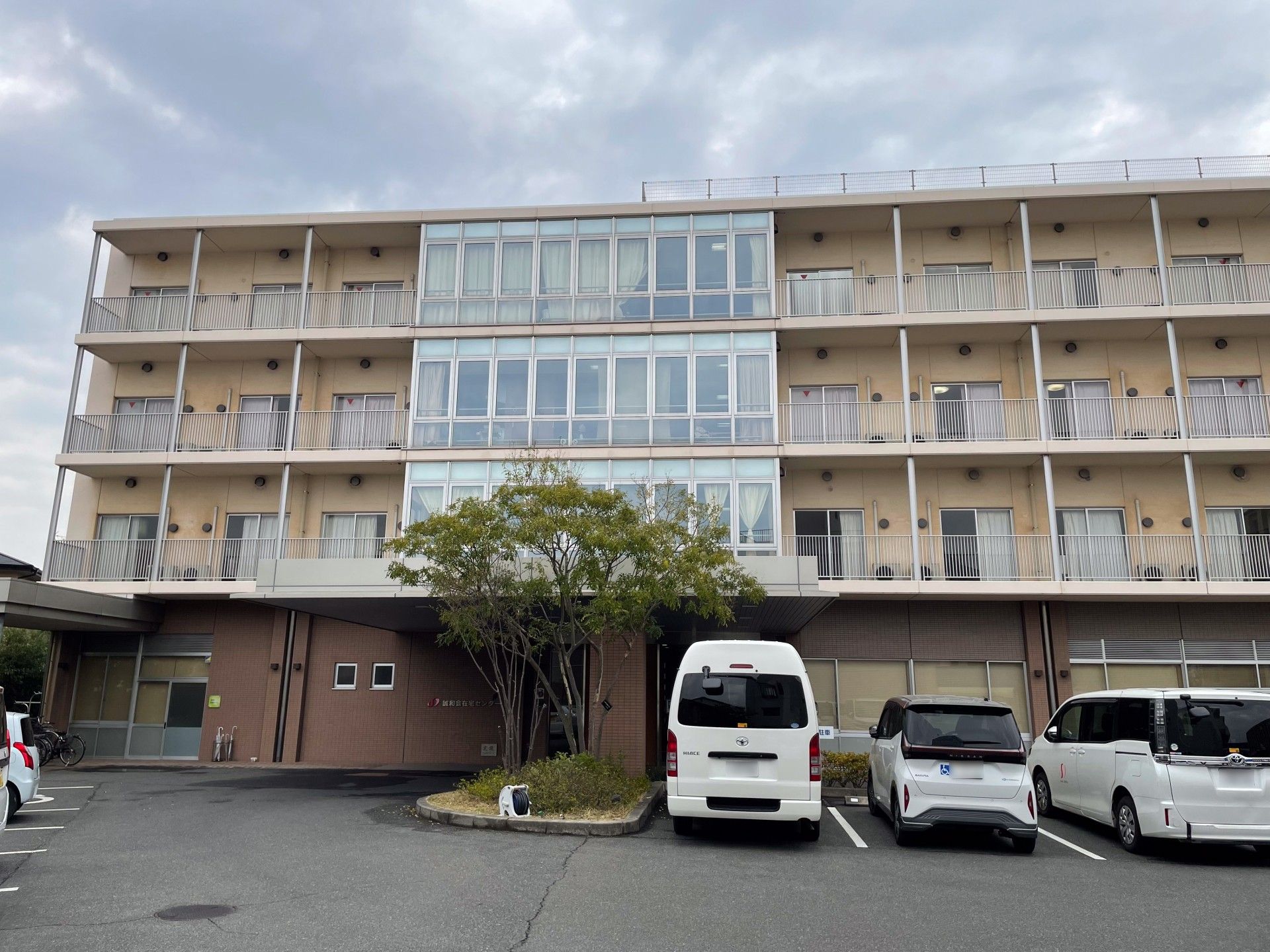 駐車場のある建物外観