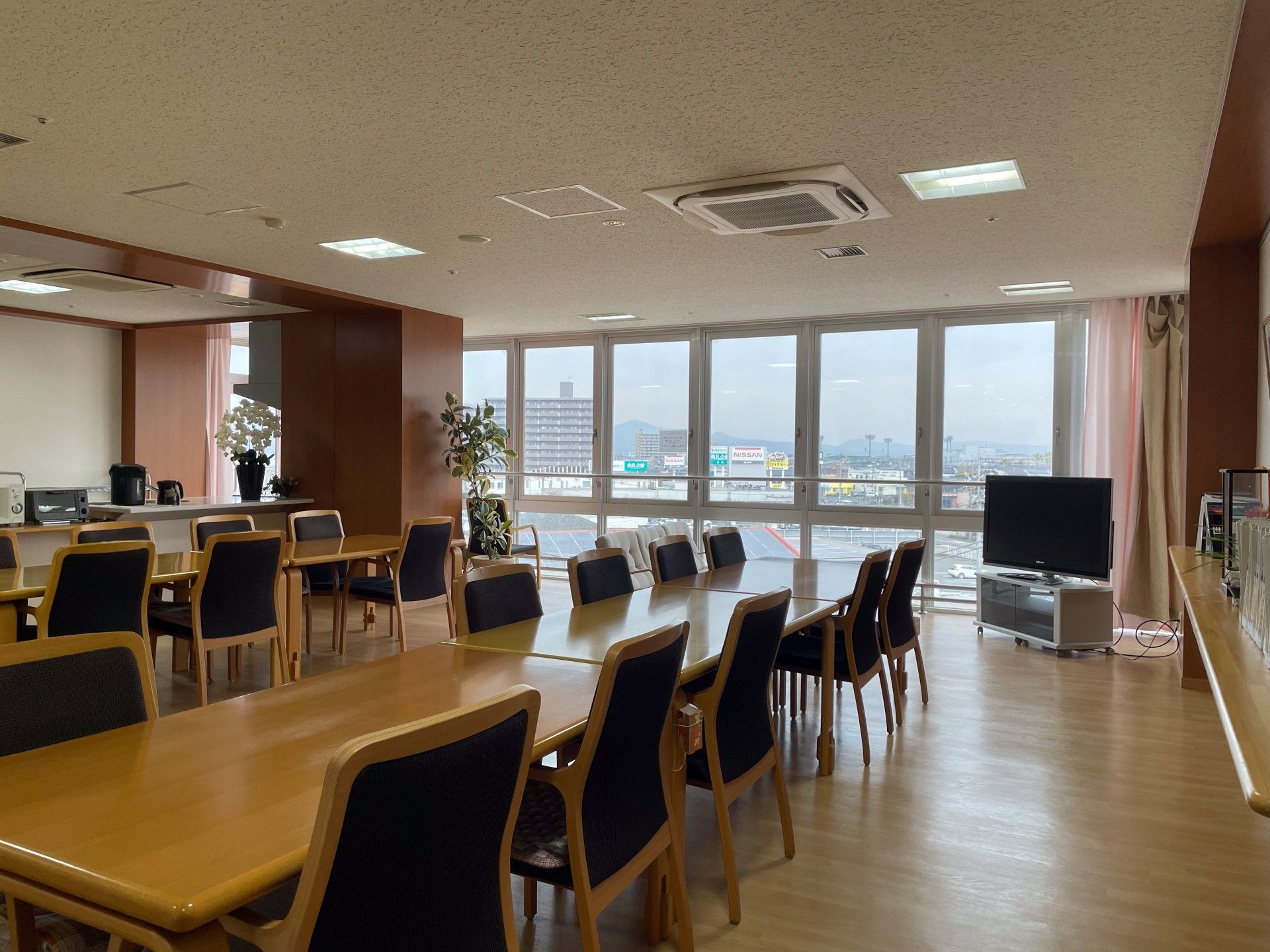 大きな窓のある食堂