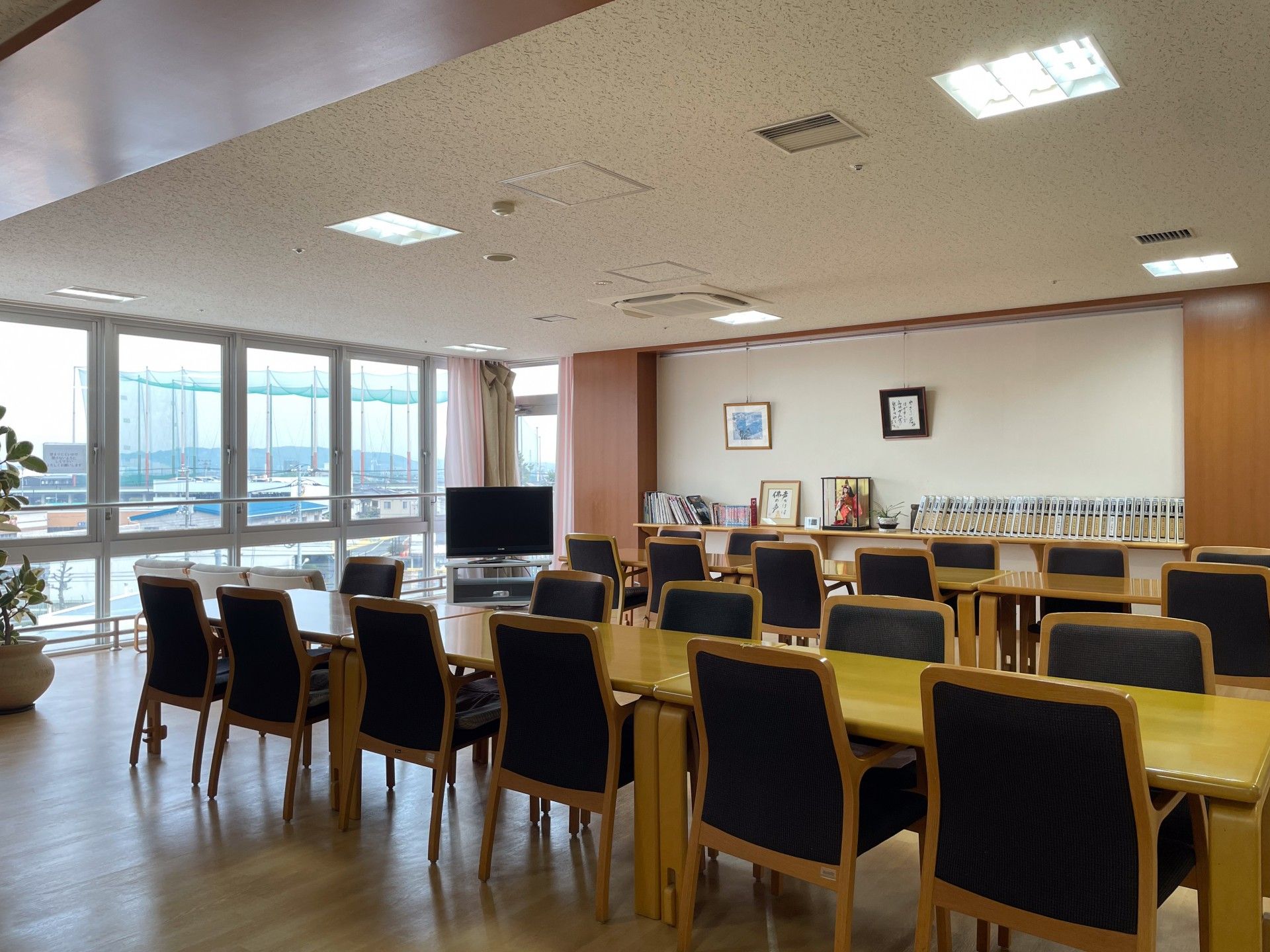 ハート柄のランチョンマットの上に置かれた施設で出される食事