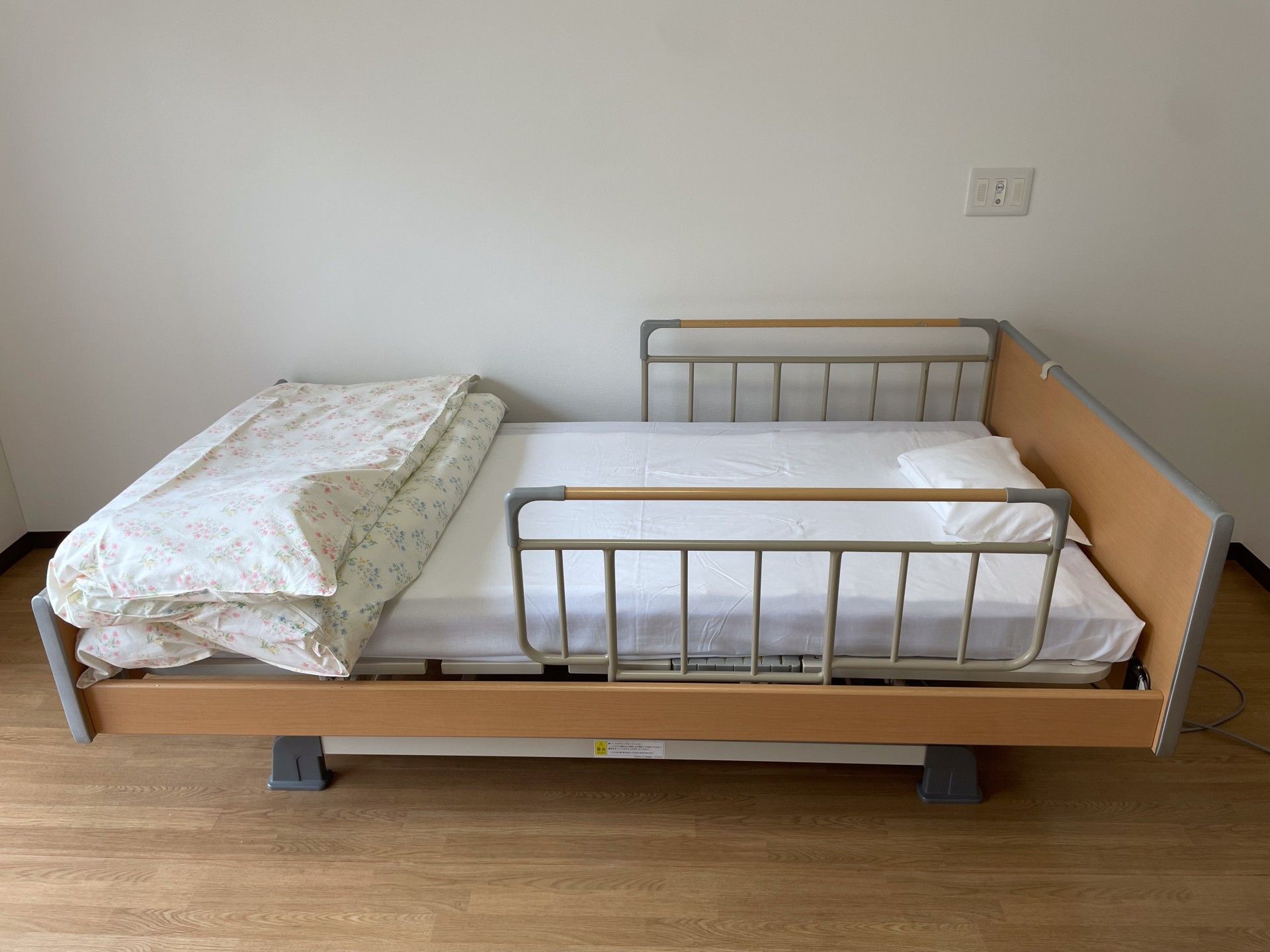 レクリエーションとして複数の入居者様とスタッフが共同で行っている料理風景