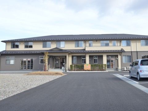 「サービス付高齢者向け住宅 ラポール樂翁館」外観。入居者様御一人お一人に寄り添った丁寧なサポートを心掛けていますので、どうぞご安心ください。