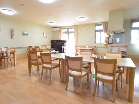 「サービス付高齢者向け住宅 ラポール樂翁館」リビング・食堂。活気に満ちた、食の空間となっております。各テーブルには、均等に椅子を配置してあります。