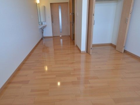 「サービス付高齢者向け住宅 ラポール樂翁館」居室。広々としたスペースを確保したお部屋となっており、居室のクローゼットもご用意させていただきました。