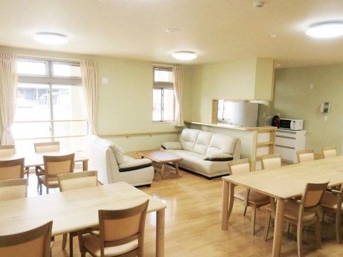 「サービス付高齢者向け住宅 ラポール那須望館」食堂兼リビング。入居者様同士、談笑されている姿をよくお見かけします。