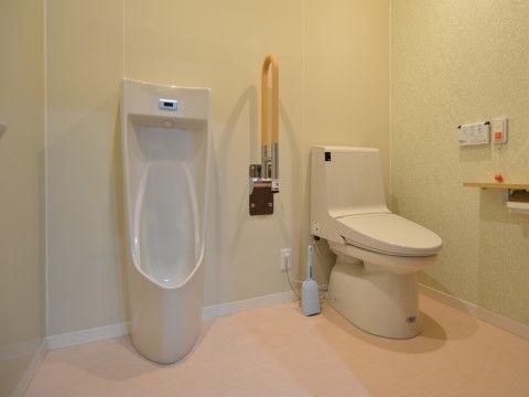 「サービス付高齢者向け住宅 ラポール那須望館」おトイレ。余裕のあるスペースが魅力的です。