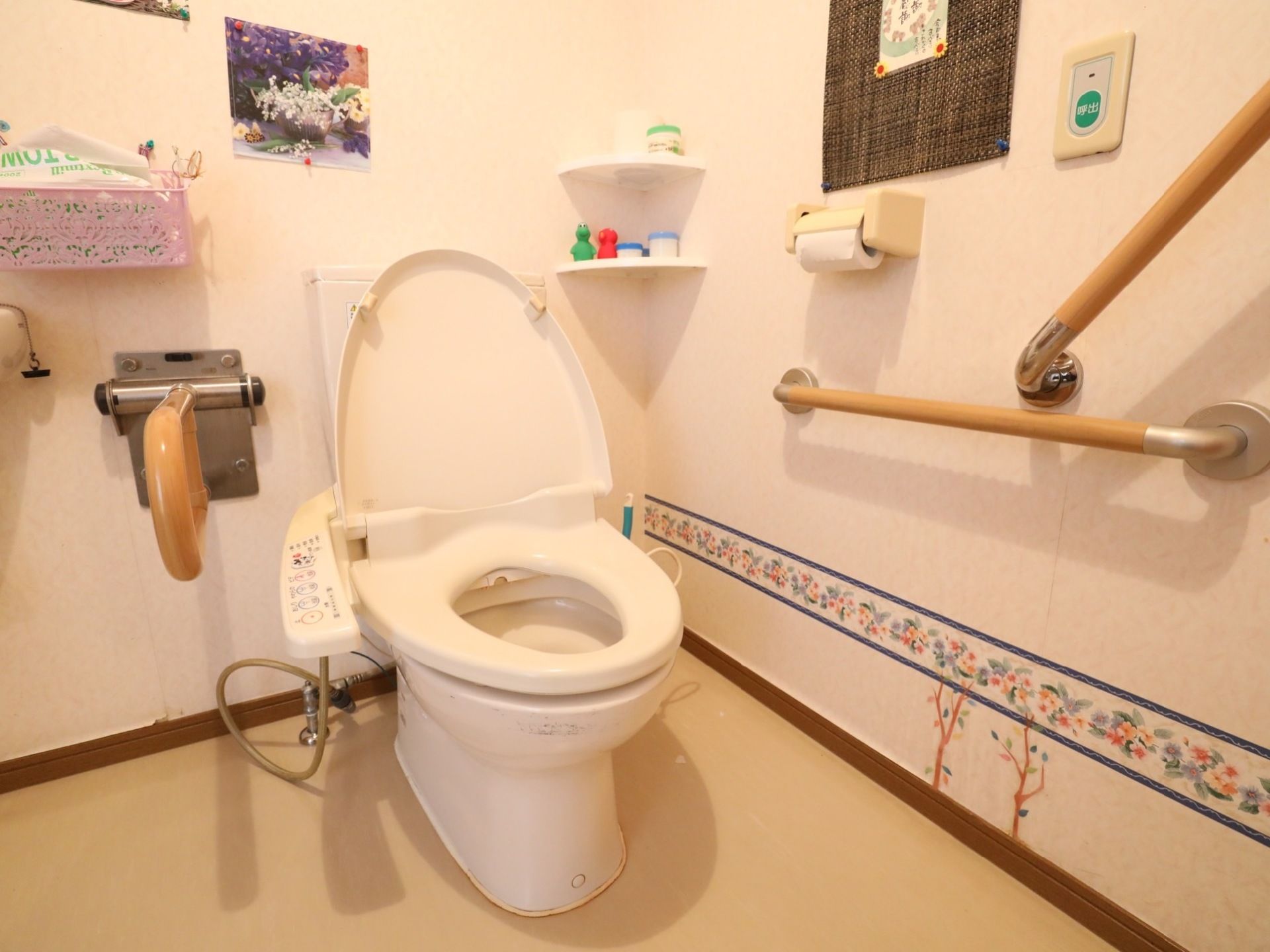 トイレには手すりが設置され、十分な広さがあるため、車椅子からの便座の移動を安全に行える。可動式の手すりは用途に応じて利用でき便利である。