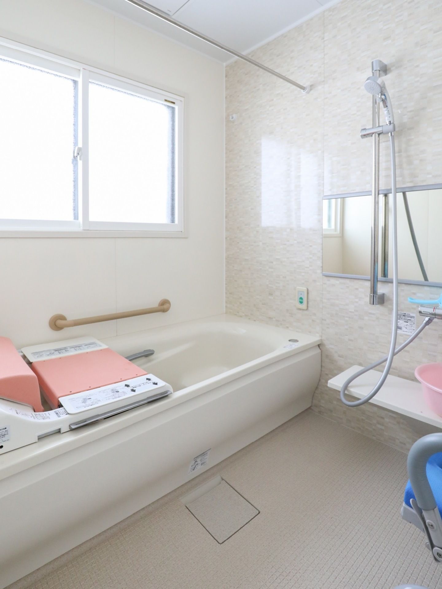 体が不自由で自立が困難な場合でも、介護スタッフと補助器具により安全に入浴することができる。一日の疲れを癒す入浴を楽しむことができる。