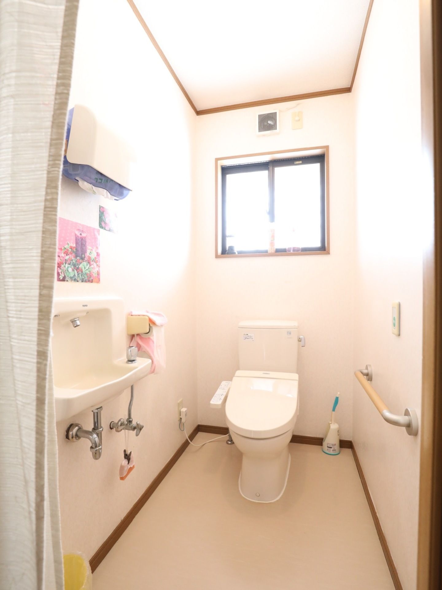 窓があるトイレは換気を十分に行えるため、大変衛生的である。洗面台もあり、トイレ後の手洗いをスムーズに行える。