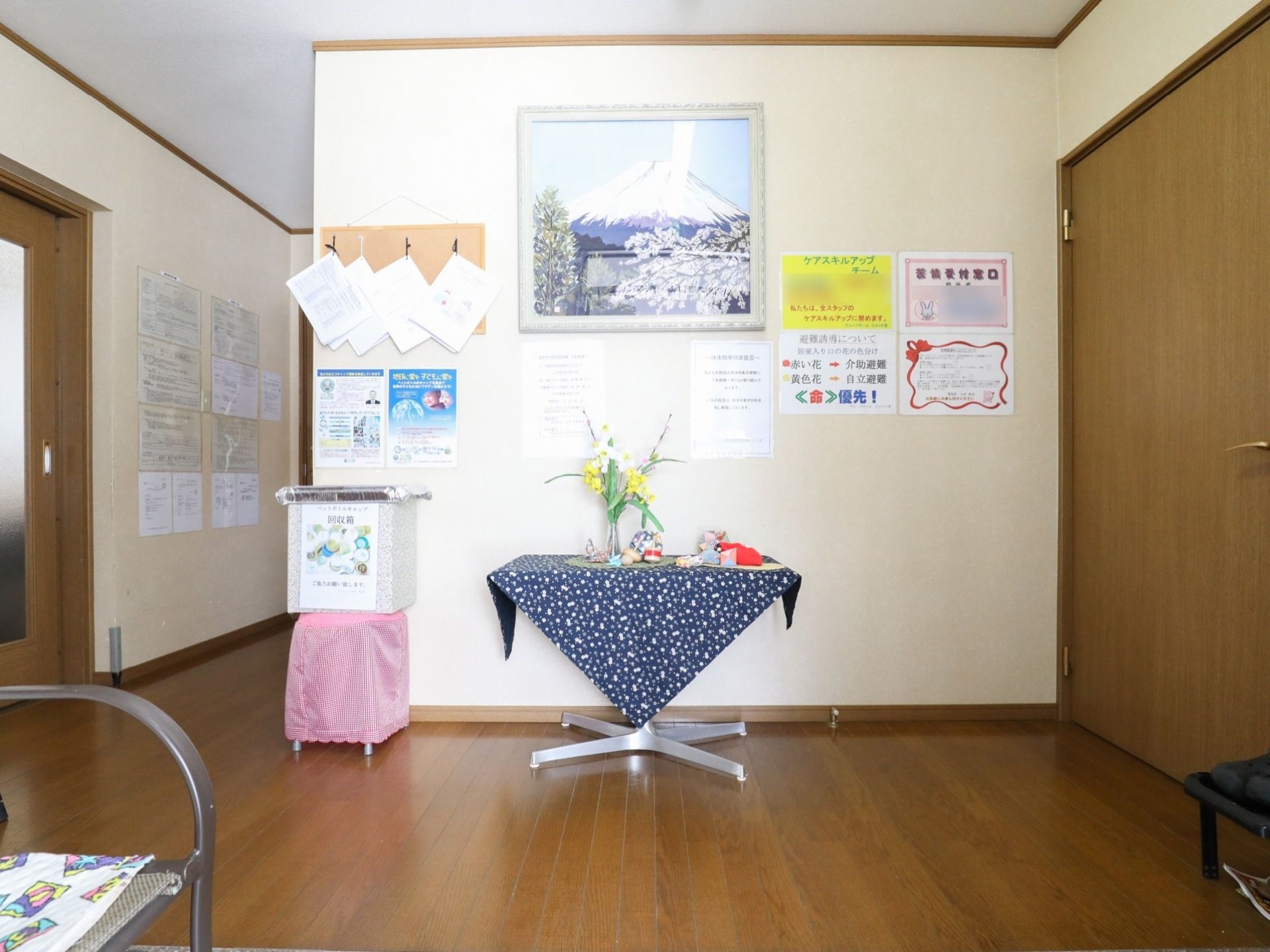 玄関ホールは広く、外出の際の身支度や出入りがスムーズに行える。壁にはさまざまな情報のポスターを貼り、情報伝達の場所として利用している。