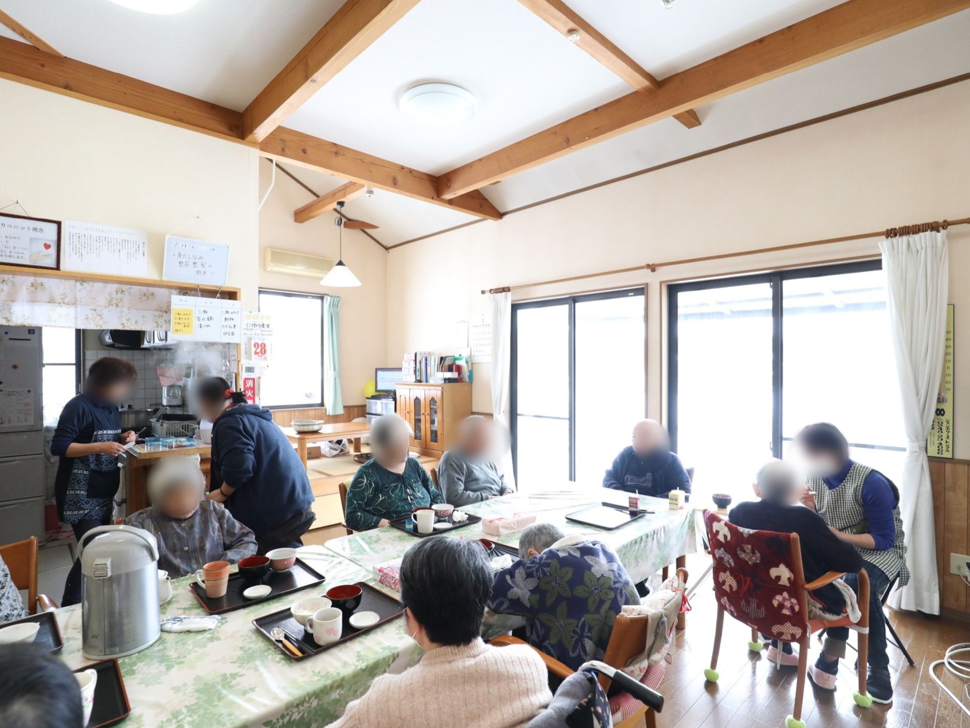 食堂としても使用する共有スペースである。職員による食事介助があり、口から栄養をとることで健康維持につなげている。