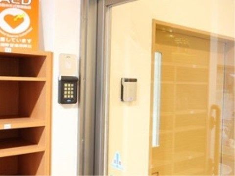 エントランスにはインターホンが完備されている。AEDも置かれているので、緊急時でもスムーズな対応が望める。