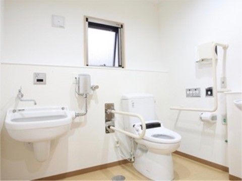施設内には、オストメイト対応のトイレを完備している。広さが十分にあるので、車椅子での乗り入れも可能である。