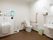 トイレは洋式で、便器の両側に手すりが取りつけられている。便器の周囲にはスペースが摂られている。汚物流しがある。