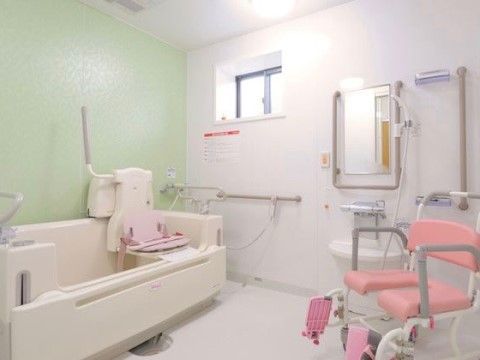 フォーユー宝塚の介護浴室。スタッフがつきますので安心してお過ごしください。
