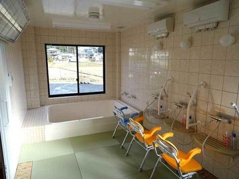「住宅型有料老人ホーム あんしん学園前」の浴室。シャワーチェアーを完備している。
