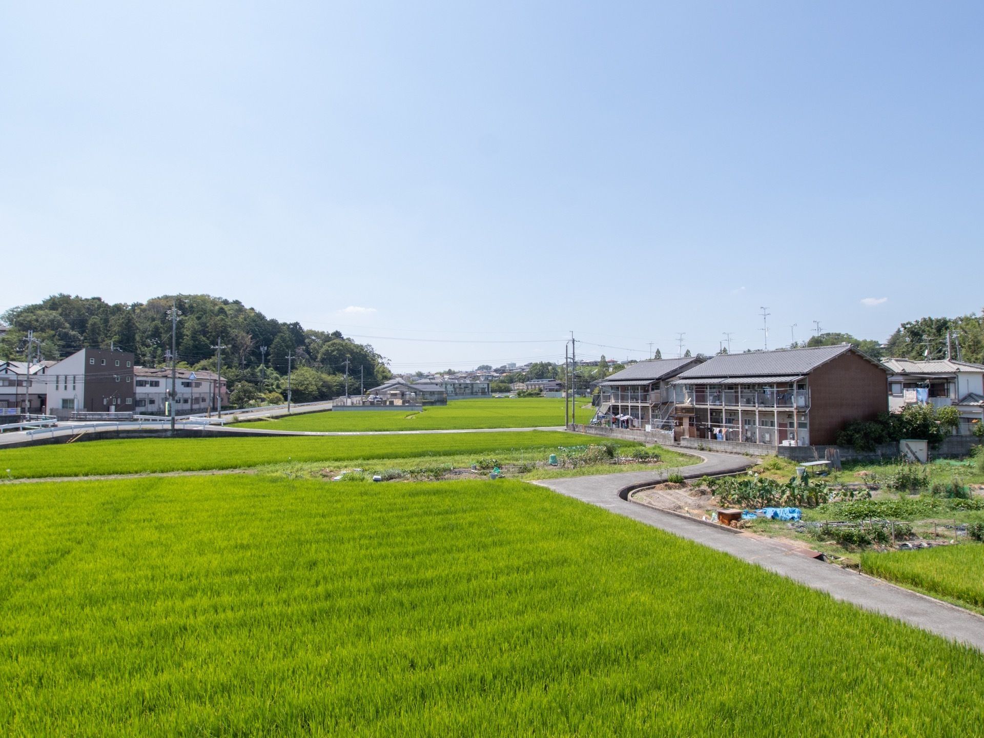 施設横に畑がある。周辺は広い田んぼになっており、建設物も少ないので落ち着いた生活を送ることができる。