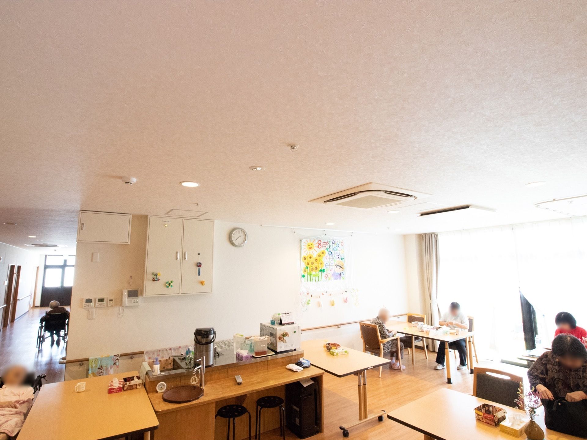 広々としており、自宅のような雰囲気のリビングダイニング。机の上にはティッシュや小物入れが置かれている。