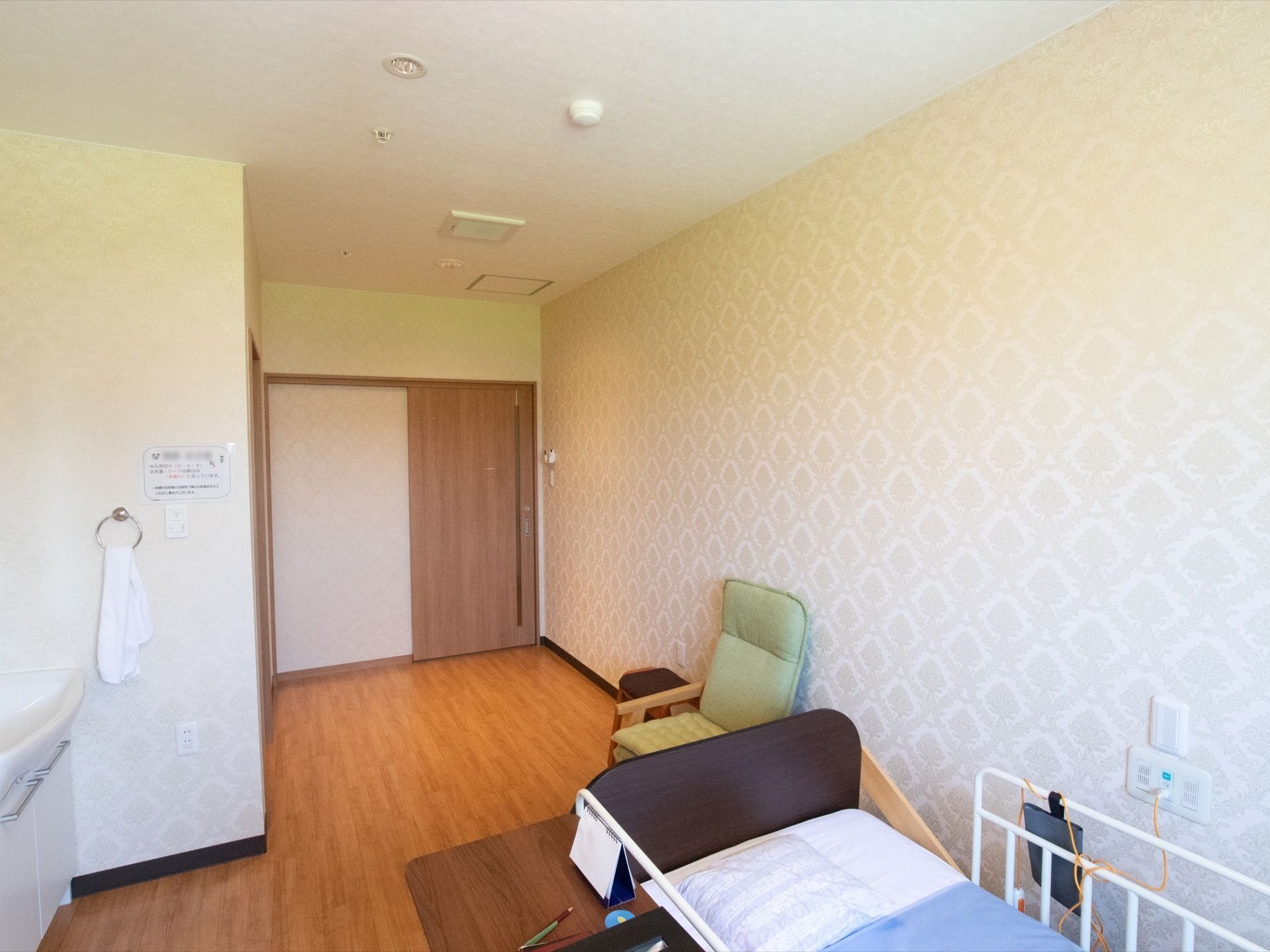 「住宅型有料老人ホーム あんしん学園前」の居室。洗面台やトイレ付きの居室。