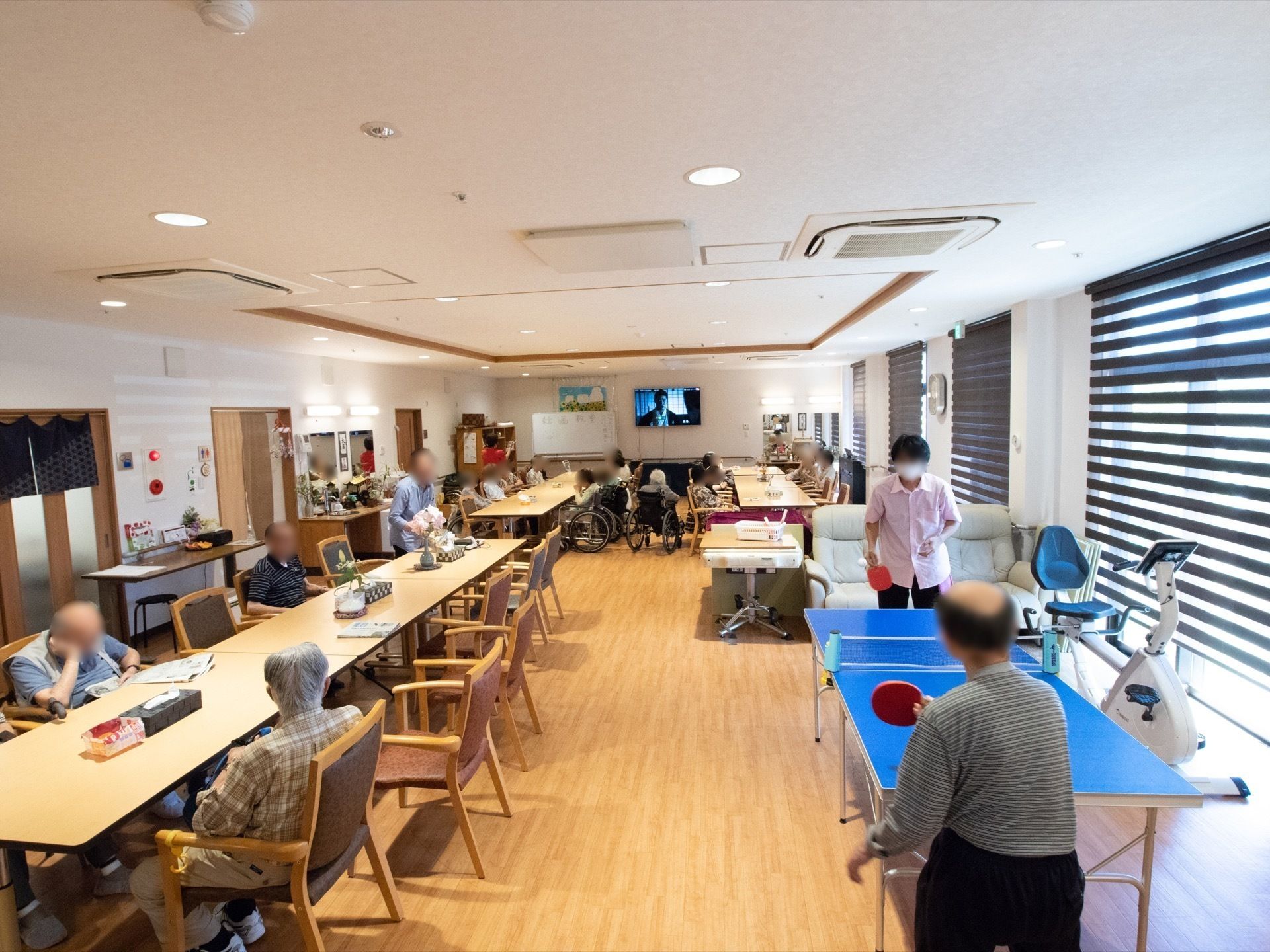 「住宅型有料老人ホーム あんしん学園前」のデイサービス。運動器具や卓球台の置かれている。