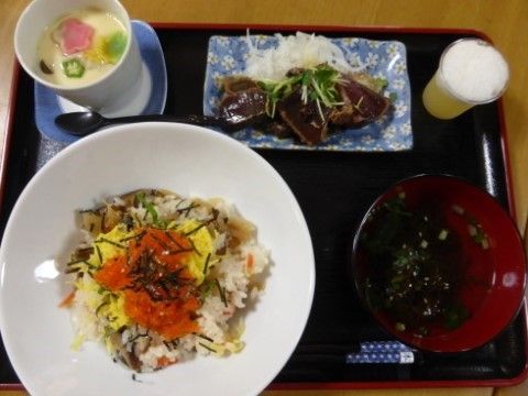 「住宅型有料老人ホーム あんしん学園前」のお食事。栄養バランスを考えたお食事を提供している。