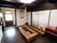落ち着いた茶色の床、建具は障子戸を設置している。天井が高く、広々とした空間である。風情ただよう囲炉裏がある。