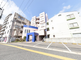 都市の交差点付近の街並み
