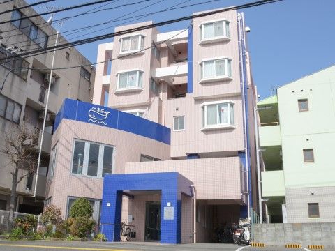 「サポートリビング楽居」の外観。入口のブルーの配色が個性的な建物です。